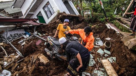 写真特集：インドネシア・ジャワ島の地震で死者増、現地の様子 4 6 Jp