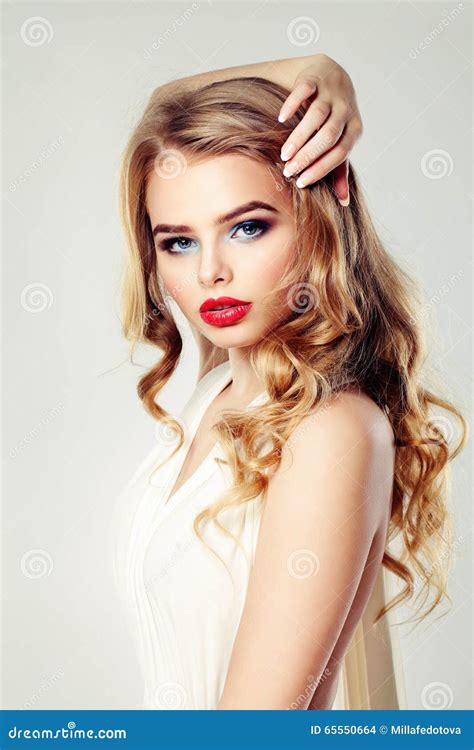 Mannequin Sensuel De Femme Coiffure Blonde Maquillage Photo Stock Image Du Attrayant Propre