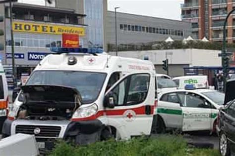 Pauroso Incidente A Torino Scontro Auto Ambulanza Sei Feriti