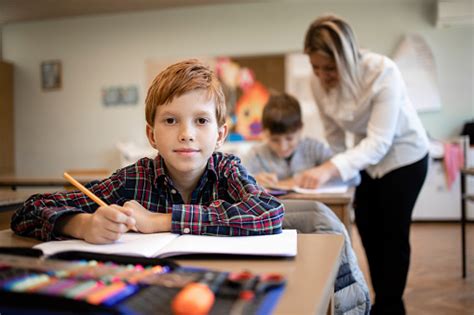 Porträt Eines Lächelnden Kaukasischen Schuljungen Der In Seinem