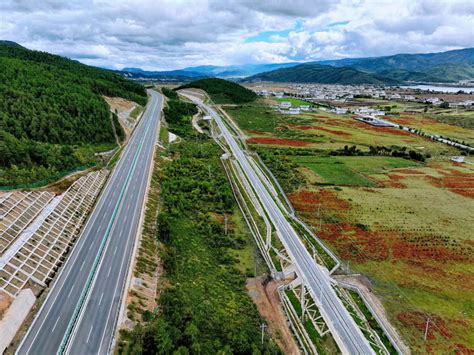 航拍大美丽香高铁 滇藏铁路香格里拉站明年6月即将通车——上海热线新闻频道