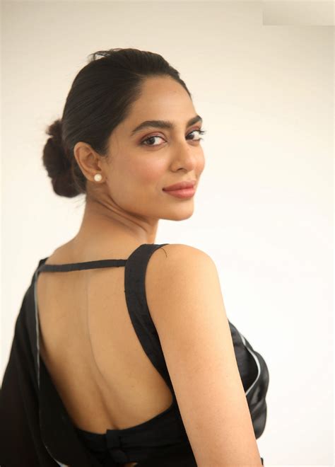 Sobhita Dhulipala Hot Bikini Topless Pics Navel Saree Photos