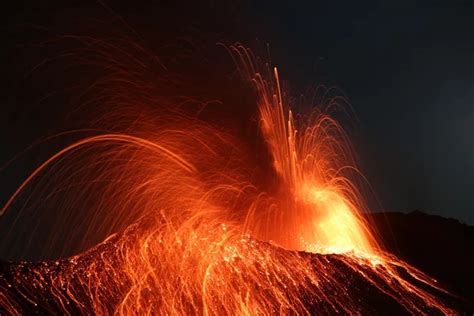 Strombolian eruption volcano — Stock Photo © raineralbiez #23766755