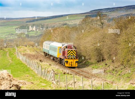 Diesel Train And Bolton Castle On The Wensleydale Railway Stock Photo