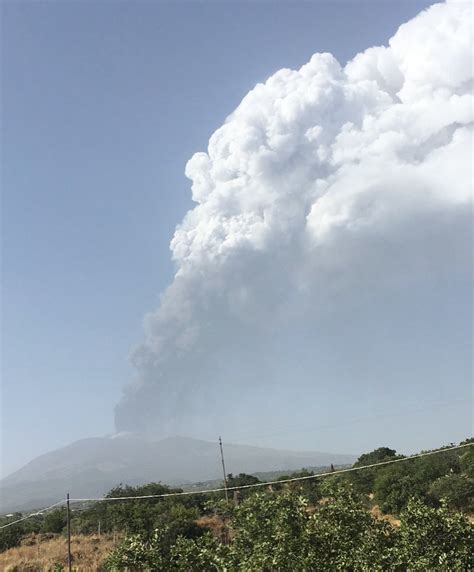 Etna Di Nuovo In Eruzione Intensa Fontana Di Lava Ed Esplosioni Dal