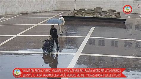 TEKERLEKLİ SANDALYEDEKİ VATANDAŞA YARDIM EDEN POLİS MEMURUNA VALİ