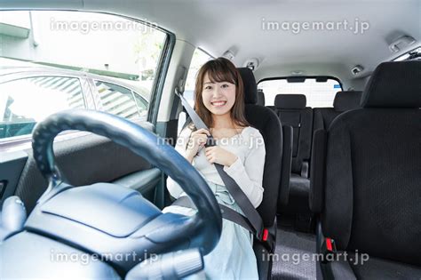 車を運転する女性の写真素材 115439195 イメージマート