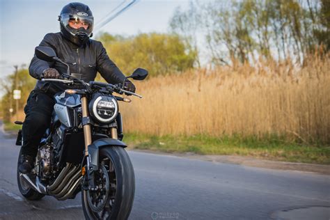 Zdjęcia 05 Honda CB 650R poza miastem Honda CB650R wszechstronny naked z rodziny Neo Sports
