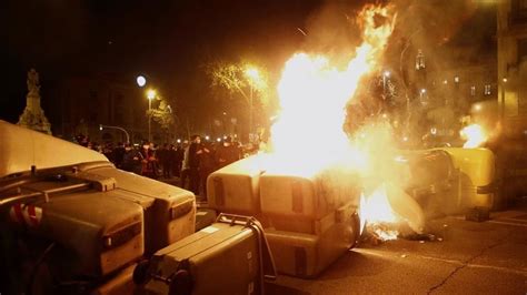 En Imágenes Nueva Noche De Violencia En Las Calles De Cataluña Por El Encarcelamiento De Hasél