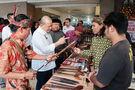 Buka Pameran Tosan Aji Di Balai Pemuda Surabaya LaNyalla Keris Adalah