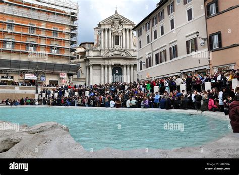 Rom Italien 17 März 2016 Menge von Touristen besucht und posiert