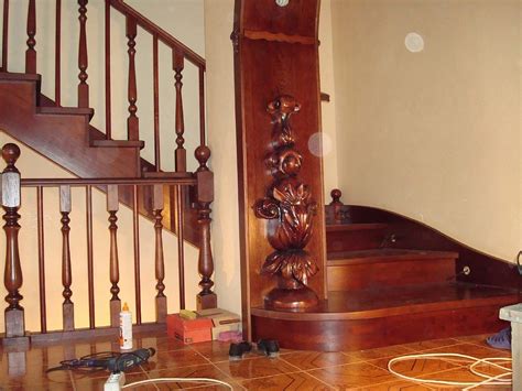 Парадная лестница на 2 этажа с резным оформлением портала - Shikdekor.ru