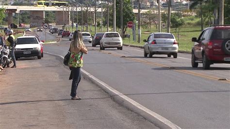 V Deo Passageiros Reclamam Da Falta De Nibus No Parkway Bom Dia Df G