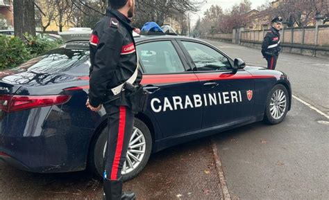 Inseguito Dai Carabinieri Tenta Di Nascondere La Droga In Un