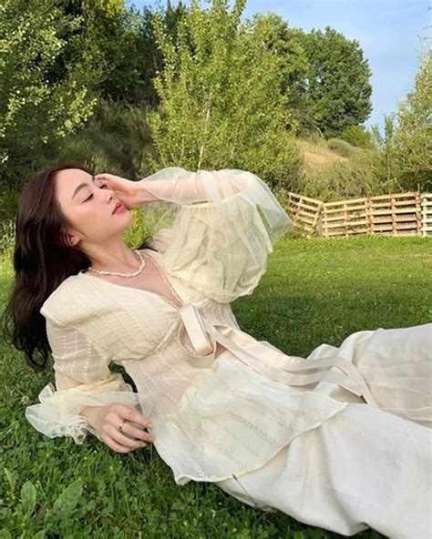 Hot girl Lào tỏ tình với Quang Linh Vlogs lộ cuộc sống sang chảnh