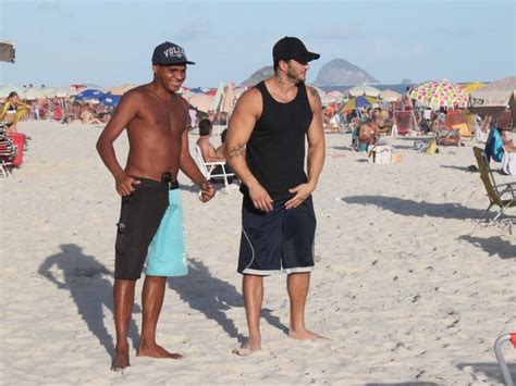 EGO Ex BBB Kléber Bambam vai à praia amigos no Rio notícias de