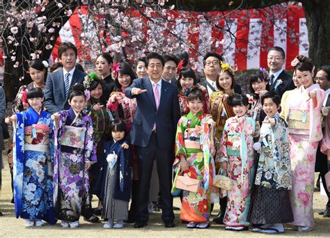 安倍首相：「桜を見る会」著名人ら1万人超出席 新宿御苑 毎日新聞