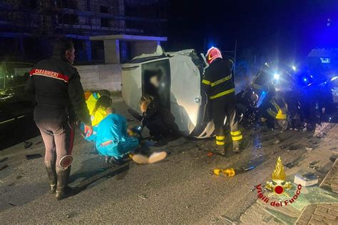 Scontro Tra Tre Auto Ad Avellino Una Si Ribalta Passeggeri Incastrati