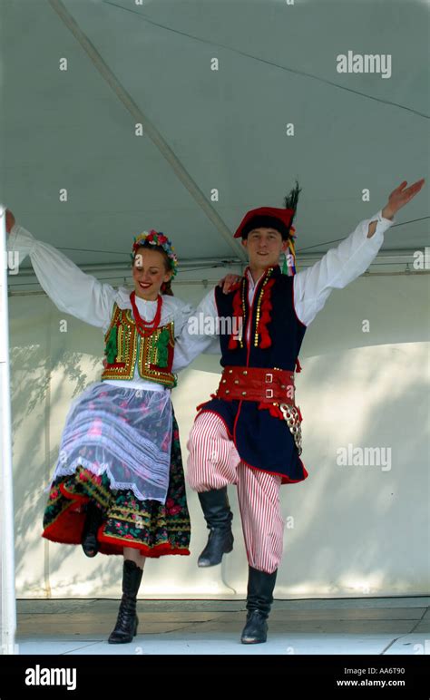 Polish folk dance Stock Photo - Alamy