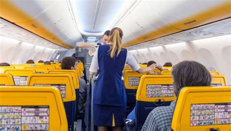 Sobrecargos De Ryanair Amenazan Con Huelga Porque No Les Dan Agua