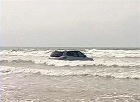 Motorista perde controle da direção e carro cai dentro do mar