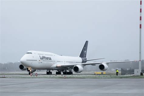 Here She Is Lufthansas First 747 8i In The New Livery Just Landed In