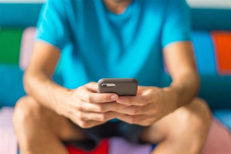 Aus Flirt wird heißer Sex Chat 23 Jähriger lässt sich um Verstand und Geld bringen