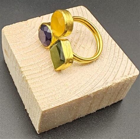 Anello In Ottone Con Tre Pietre Gli Essenziali