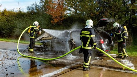 A14 bei Döbeln Feuerwehr löscht brennendes Auto Polizisten aus