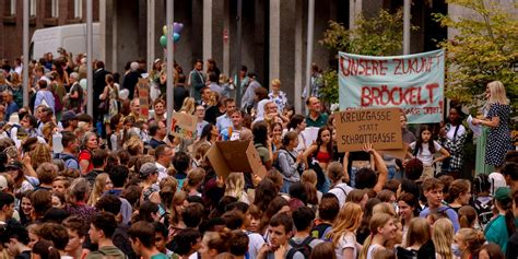 Gymnasium Kreuzgasse Schüler Und Eltern Demonstrieren Für Sanierung