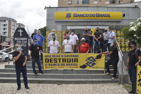 Sindicato Dos Banc Rios Realiza Protesto Em Frente A Ag Ncia Do Bb