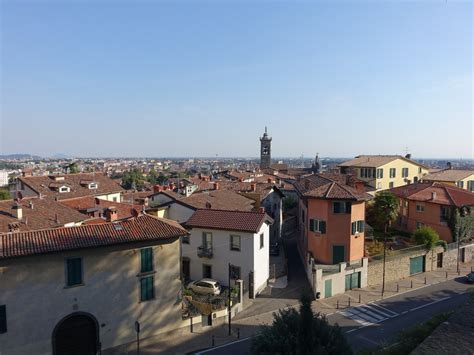 Bergamo, Ausblick auf das Viertel Borgo Palazzo mit der Kirche St ...