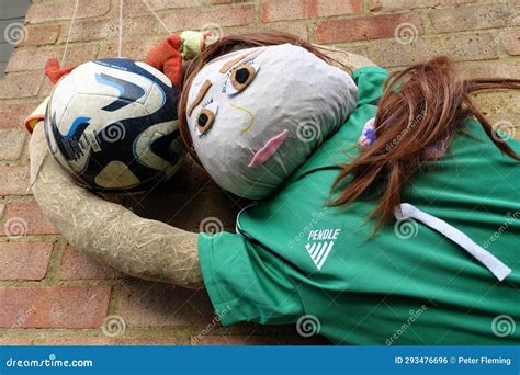 Koningin Van Stops Mary Earps is Een Nieuwkomer in De Scarecrow Van ...