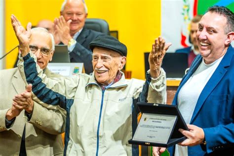 Seu Cobrinha Morador De Gaspar Recebe Homenagem Na C Mara Pelos Seus