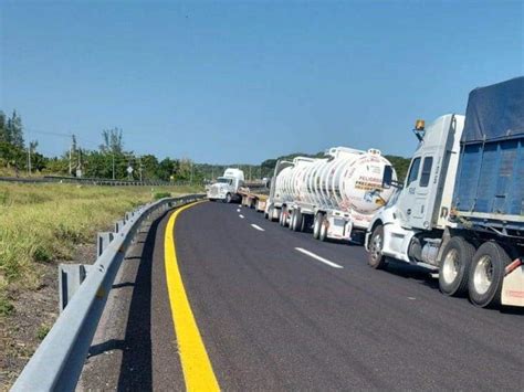 No hay paso por tráiler atravesado en la Veracruz Cardel