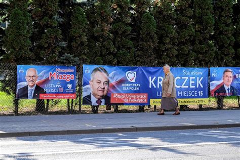 Wybory parlamentarne 2019 Banery wyborcze kandydatów PiS wiszą na