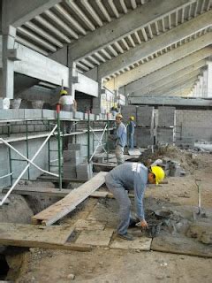 EL MAESTRO DE OBRAS XAVIER VALDERAS UN ALBAÑIL STRESSADO ES UN POSIBLE