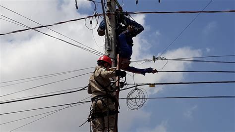 Eletricista Leva Choque E Fica Pendurado Em Poste Durante Serviço Em