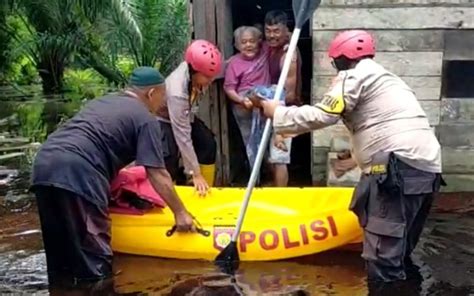 Banjir Rendam Puluhan Rumah Warga Di Siak Polisi Dirikan Posko Pengungsian