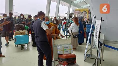 H Lebaran Pemudik Di Bandara Sepinggan Balikpapan Capai Orang