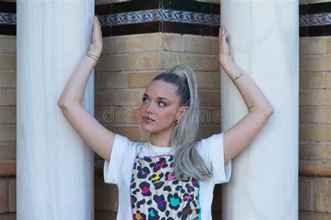 Portrait D Une Belle Jeune Femme Blonde Avec Une Queue De Cheval Dans Ses Cheveux La Fille Se