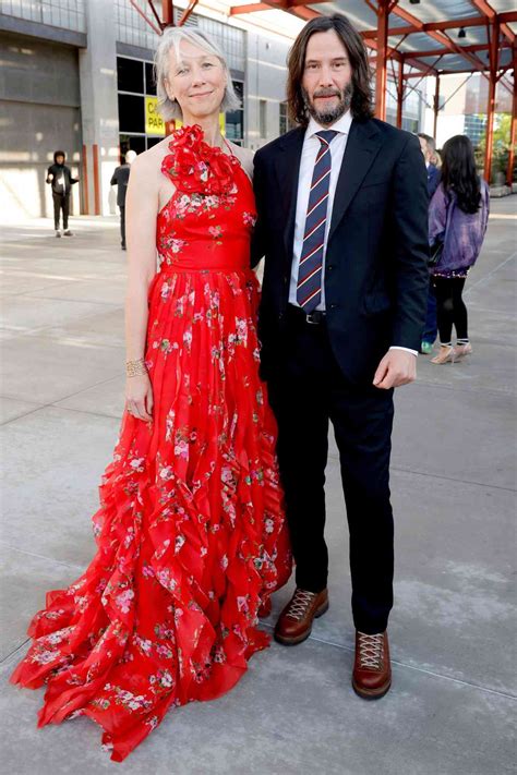 Keanu Reeves E Alexandra Grant - Keanu Reeves & Girlfriend Alexandra Grant Kiss on MOCA Gala Red Carpet
