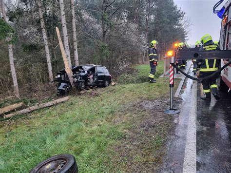 Menschenrettung In Urbersdorf Lenker Prallte Mit Auto Frontal Gegen