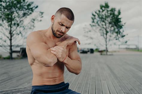 Toma Al Aire Libre De Un Hombre Musculoso Lesionado En El Codo Durante