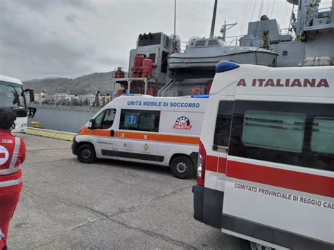 Reggio Calabria Arrivata Al Porto La Nave Vega Con A Bordo Migranti