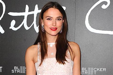 Keira Knightley En Robe Droite Avec D Tails De Plumes