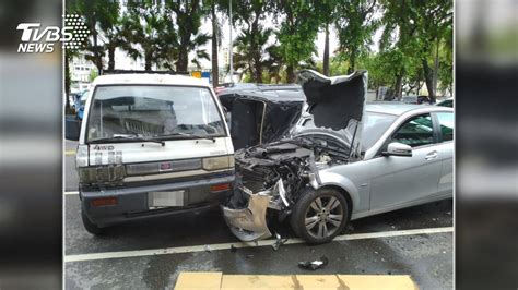 賓士男酒駕連撞4車傷2人 酒測值高達「1」│公共危險│車禍│翻車│tvbs新聞網