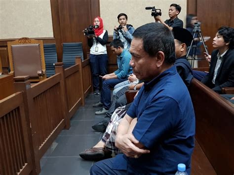 Dituntut Kpk Tahun Istri Irwandi Yusuf Sempat Teteskan Air Mata