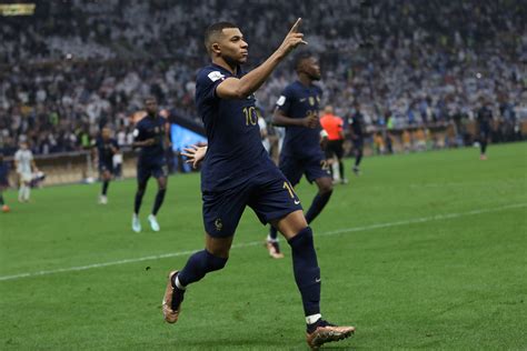 Mbappé histórico El segundo futbolista con un hat trick en una final