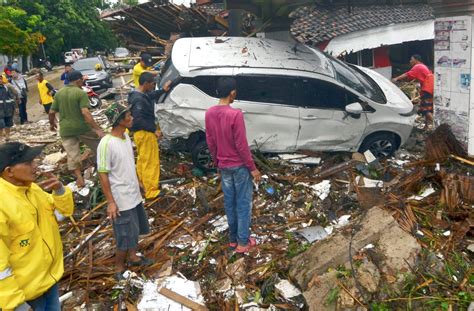 Tsunami Auf Indonesien Viele Todesopfer Hunderte Menschen Verletzt